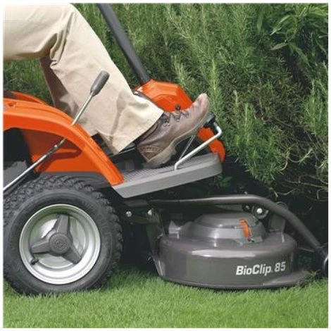 Trattorino Tagliaerba Rider Husqvarna R 112C Motore BriggsStratton Taglio 85cm 4 Trattorino Tagliaerba Rider Husqvarna R 112C Motore BriggsStratton Taglio 85cm - immagine 4