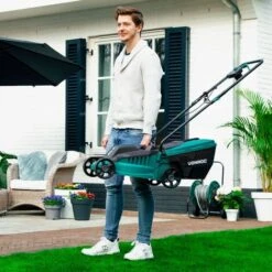 VONROC Tagliaerba-Tosaerba Elettrico 1300W. Altezza Taglio Regolabile: 30, 50, 70mm. Larghezza Taglio: 32cm. Contenitore Raccolta Da 30 Litri Con Indicatore Di Riempimento 8 VONROC Tagliaerba-Tosaerba Elettrico 1300W. Altezza Taglio Regolabile: 30, 50, 70mm. Larghezza Taglio: 32cm. Contenitore Raccolta Da 30 Litri Con Indicatore Di Riempimento -Cura Del Prato 30090467 4