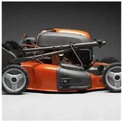 Tagliaerba A Scoppio Husqvarna LC 353AWD Semovente 4x4 Motore Honda Taglio 53cm 7 Tagliaerba A Scoppio Husqvarna LC 353AWD Semovente 4x4 Motore Honda Taglio 53cm -Cura Del Prato 30351785 3