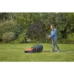 BLACK & DECKER Tagliaerba Elettrico Ampiezza Taglio 34 Cm, Capacità Di Raccolta 35 Litri, Impugnatura Bike 1400 W, BEMW461BH-QS 7 BLACK & DECKER Tagliaerba Elettrico Ampiezza Taglio 34 Cm, Capacità Di Raccolta 35 Litri, Impugnatura Bike 1400 W, BEMW461BH-QS -Cura Del Prato 35991876 4