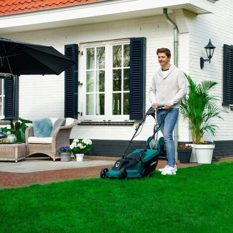 VONROC Set Tosaerba-Tagliaerba Elettrico 1300W. Larghezza Di Taglio:32cm. Altezza Di Taglio Regolabile: 30, 50 O 70 Mm + Decespugliatore 300W, Ø230mm Diametro Di Taglio 2 VONROC Set Tosaerba-Tagliaerba Elettrico 1300W. Larghezza Di Taglio:32cm. Altezza Di Taglio Regolabile: 30, 50 O 70 Mm + Decespugliatore 300W, Ø230mm Diametro Di Taglio - immagine 2